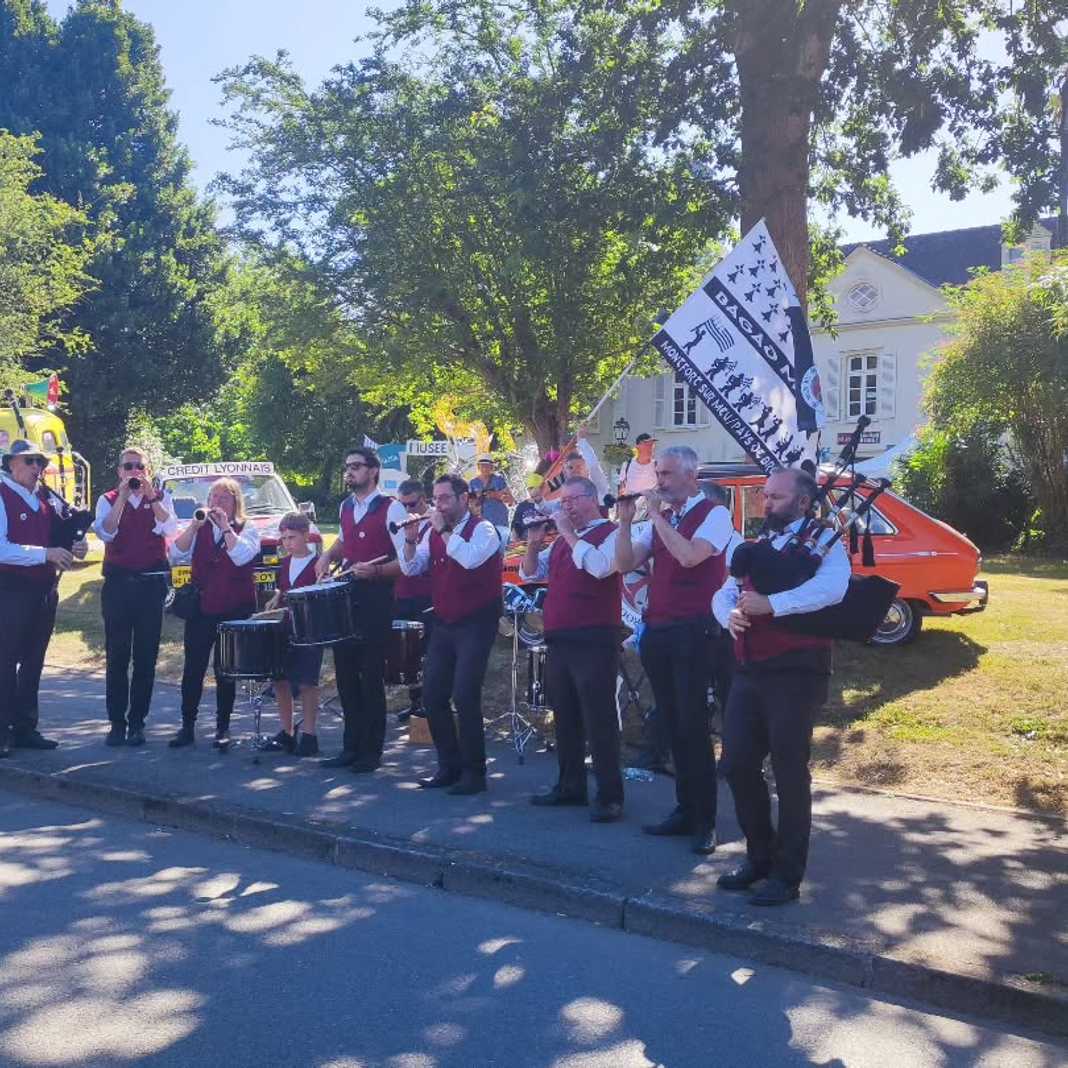 Merci à l'association "les amis du vélo" pour leur invitation et leur accueil samedi dernier au départ de l'étape 8 du tour de France à Saint-Méen-le-Grand !